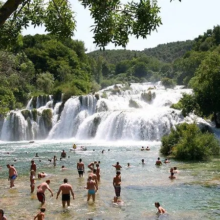 Casa de hóspedes Gabi & 3*