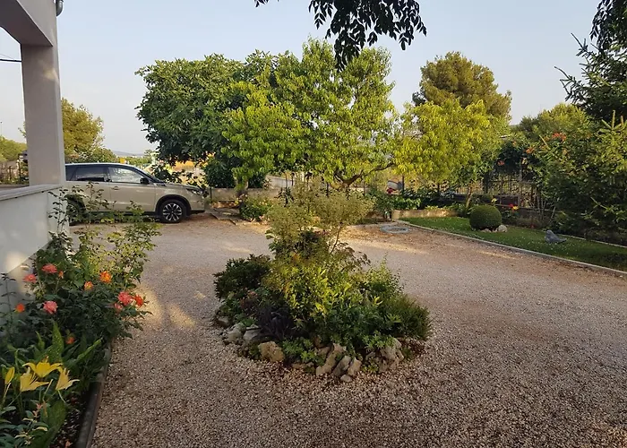 Gabi & Πανσιόν Lozovac