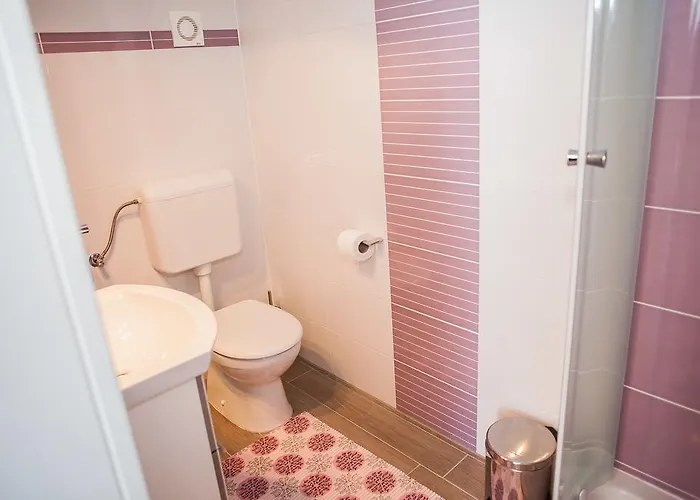 Gabi & Πανσιόν Lozovac